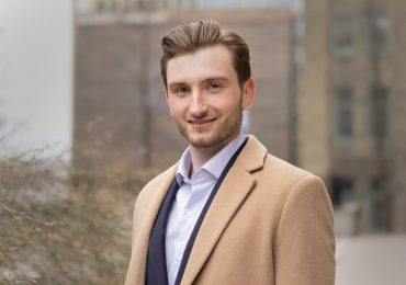 Tips for choosing the right hairstyle for your outfit.