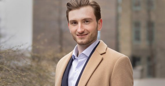 Tips for choosing the right hairstyle for your outfit.